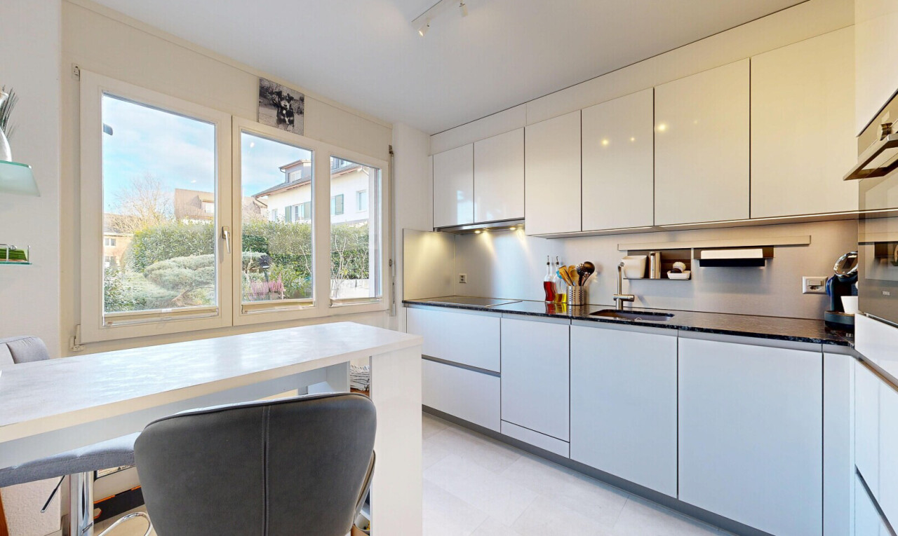 küche mit light floor, weiße schränke, white cabinets, natürliches licht, und natural light