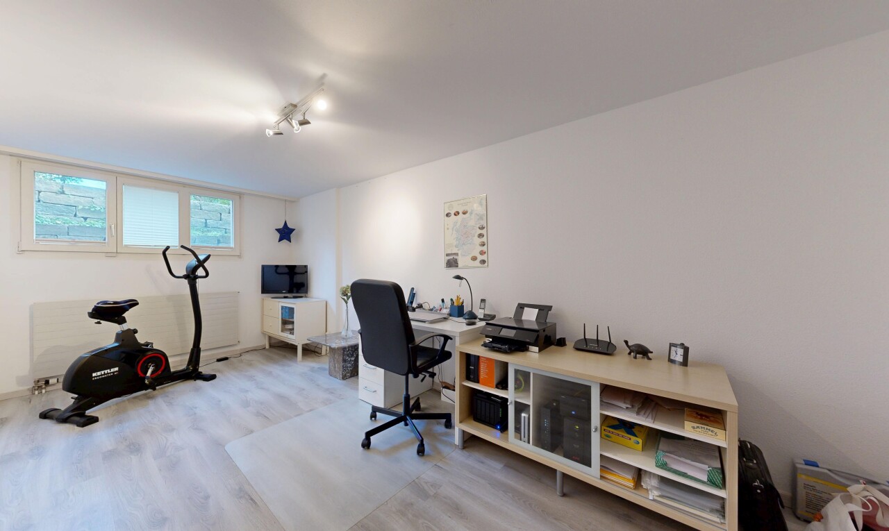 büro mit holzfußboden, wood finish floor, bürobereich, natürliches licht, und natural light