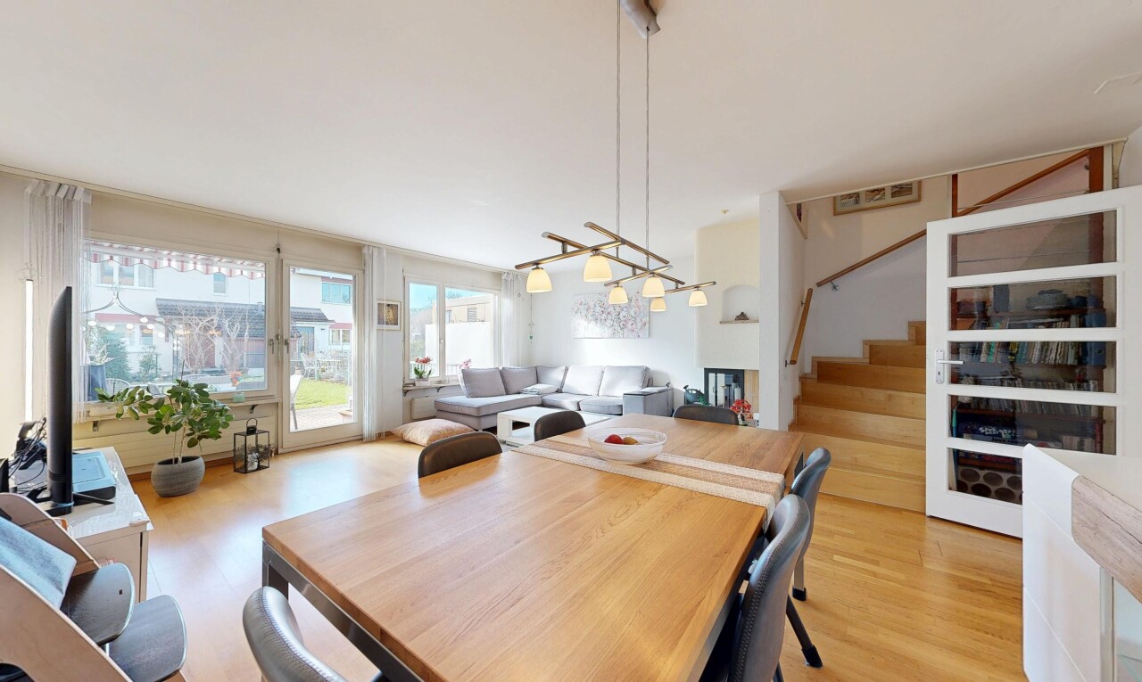 wohn- / esszimmer mit gipskartonwand, drywall, treppen, inside property, und holzfußboden