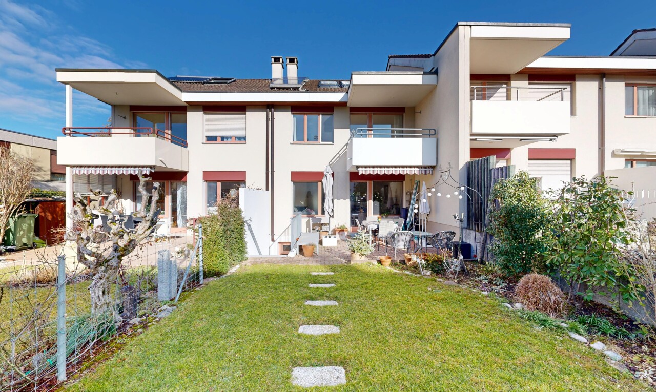 außenansicht mit balkon, stuckverkleidung, day time, rasen, und terrasse