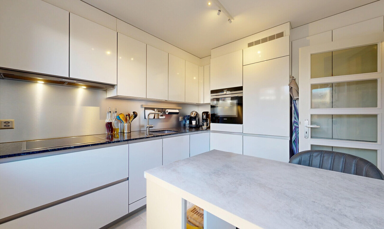 küche mit weiße schränke, white cabinets, ofen, schränke mit flachen paneelen, und flat panel cabinets