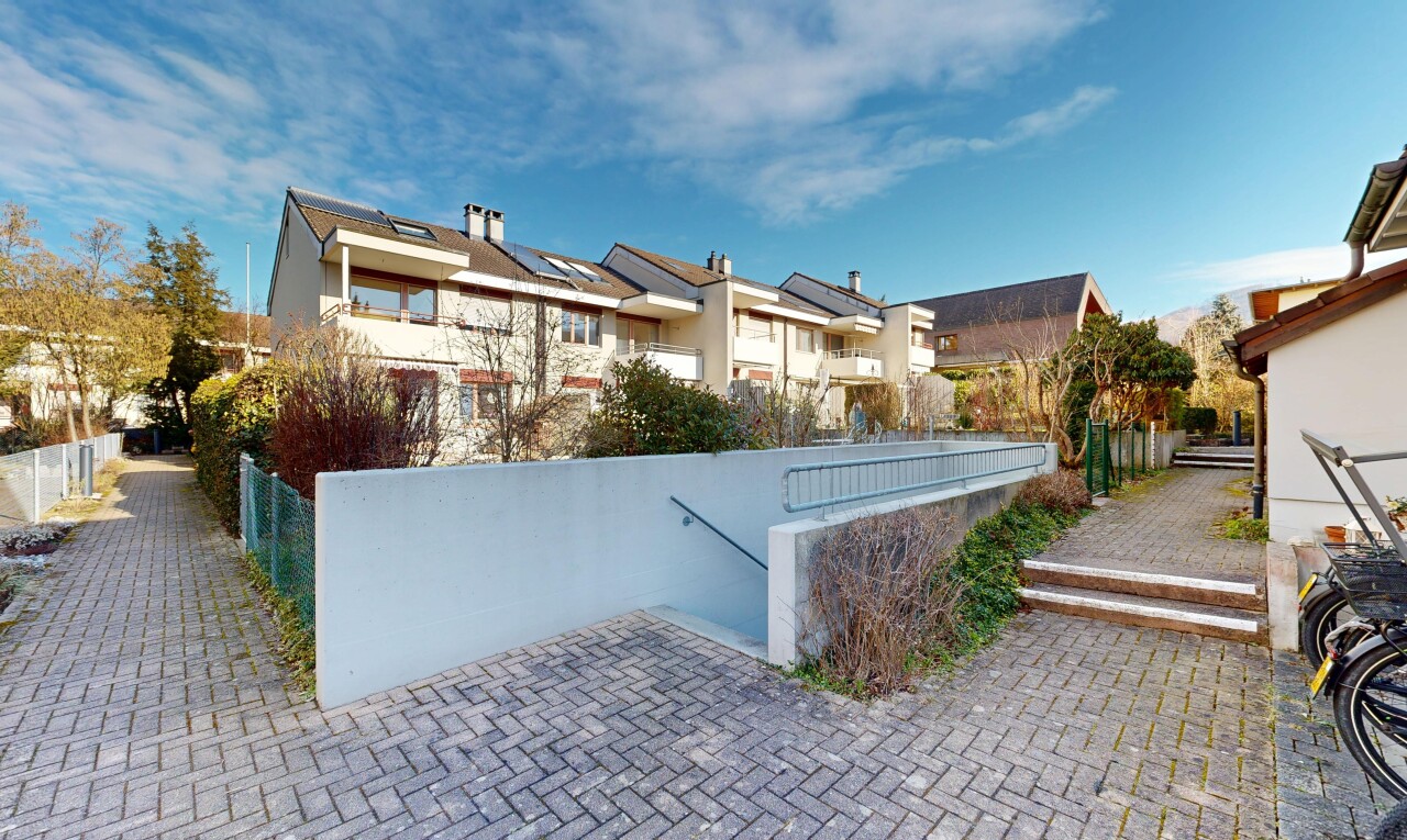 außenansicht mit day time, wohngebietblick, residential view, und zaun