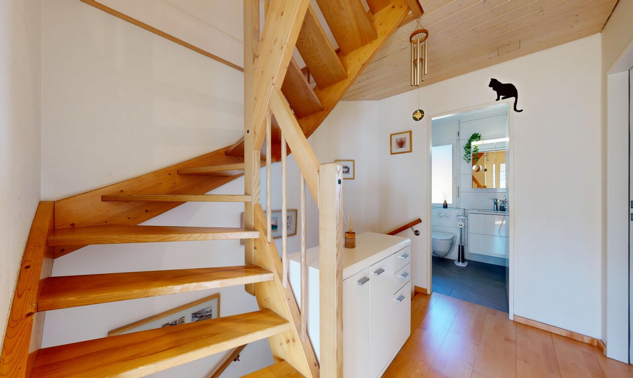 treppe mit treppen, gipskartonwand, drywall, inside property, und holzfußboden