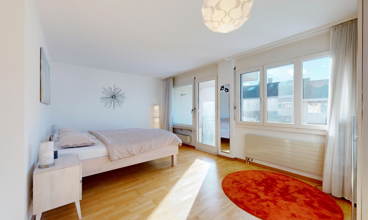 zimmer / schlafzimmer mit holzfußboden, wood finish floor, natürliches licht, natural light, und inside property