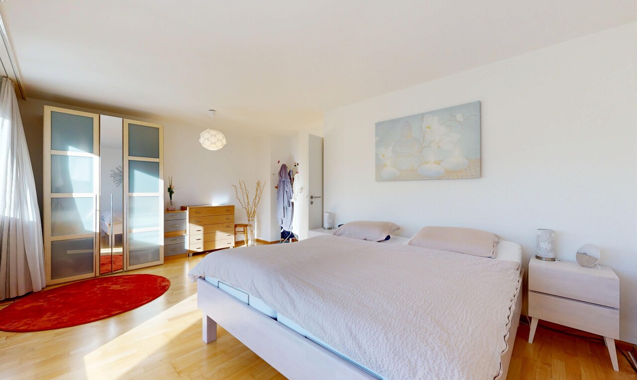 zimmer / schlafzimmer mit inside property, holzfußboden, wood finish floor, gipskartonwand, und drywall