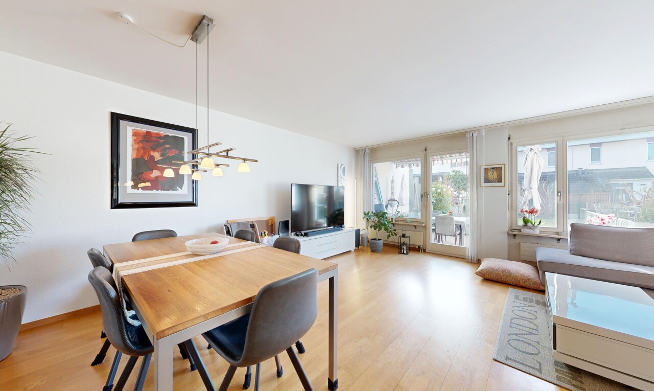 wohn- / esszimmer mit fernseher, holzfußboden, wood finish floor, inside property, und gipskartonwand