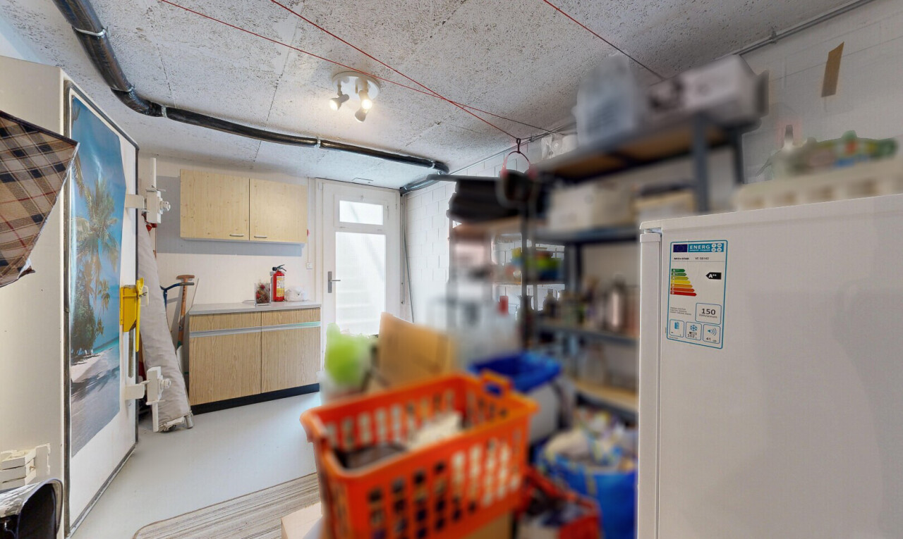 küche mit kühlschrank, inside property, hellbraune schränke, light brown cabinets, und natürliches licht