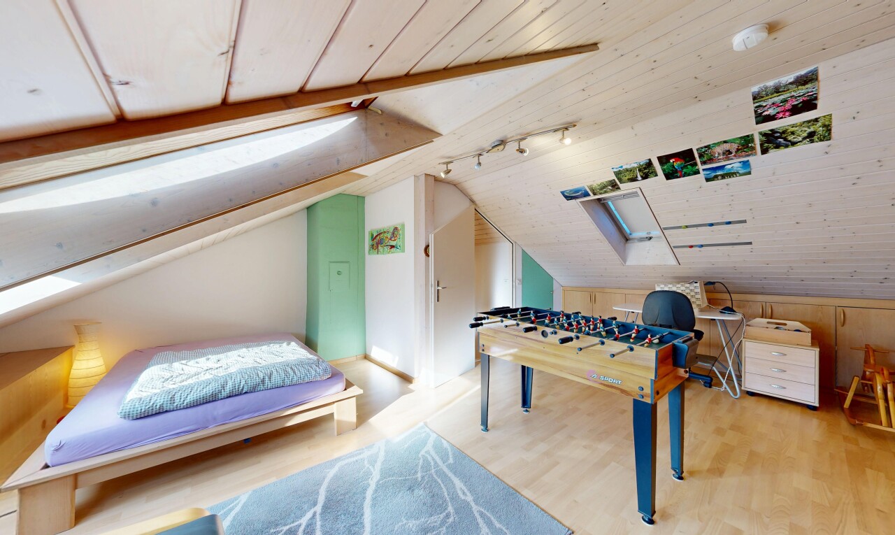 zimmer / schlafzimmer mit zusätzliches zimmer, niedrige decke, low ceiling, holzfußboden, und wood finish floor