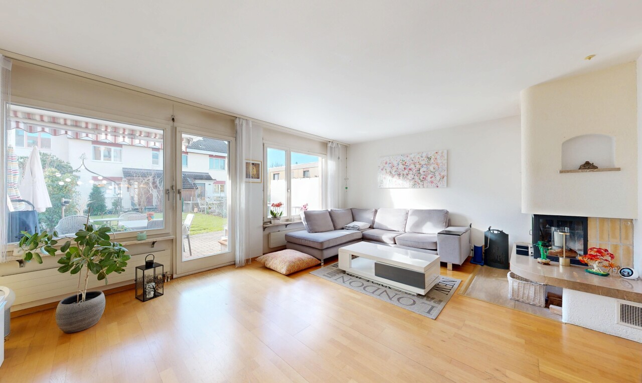 wohnzimmer mit inside property, kamin, holzfußboden, wood finish floor, und gipskartonwand