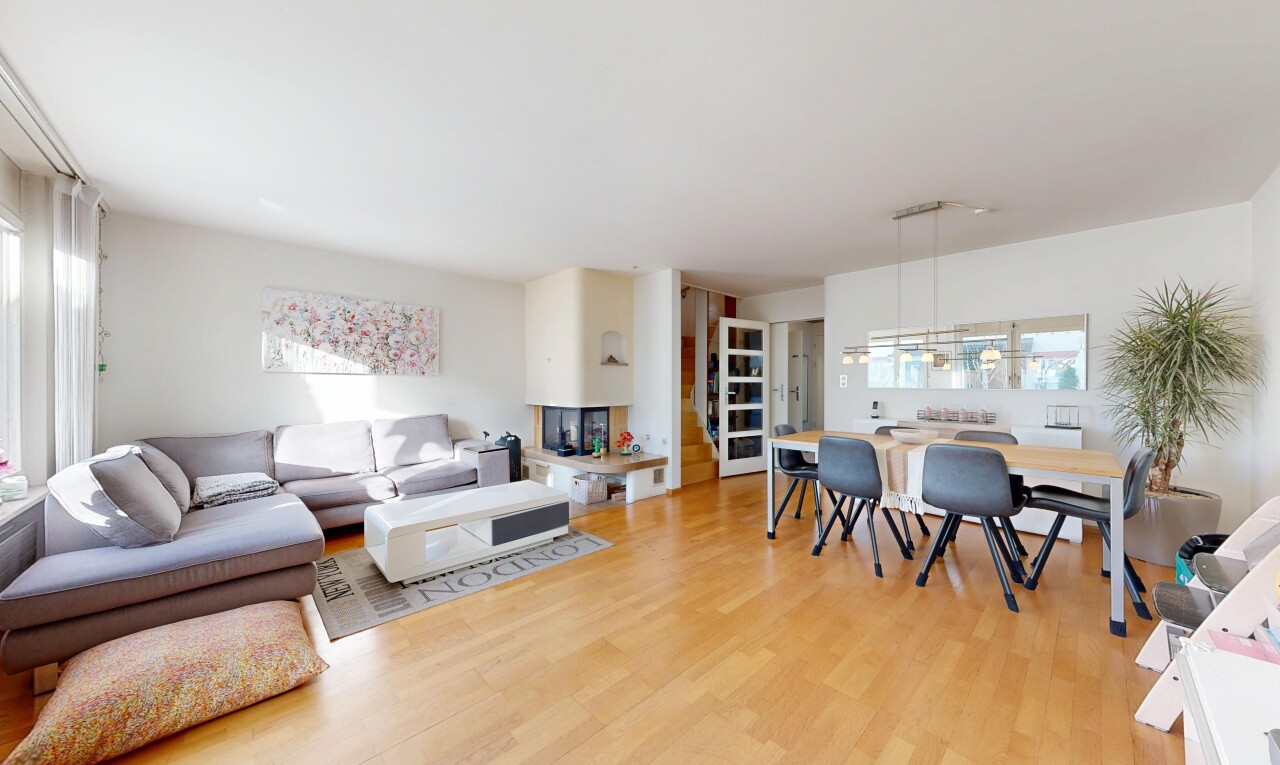 wohn- / esszimmer mit inside property, holzfußboden, wood finish floor, gipskartonwand, und drywall