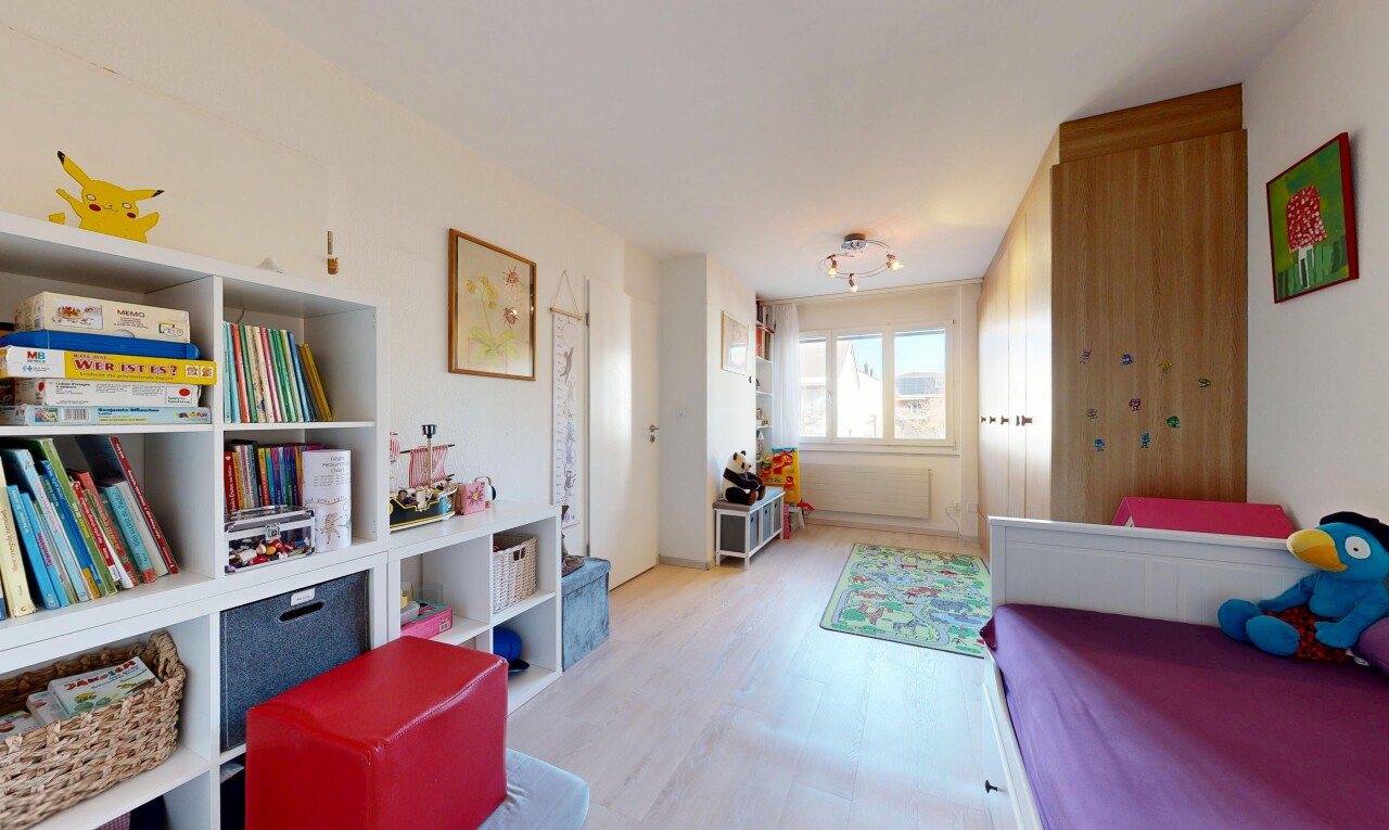 zimmer / schlafzimmer mit inside property, holzfußboden, wood finish floor, gipskartonwand, und drywall