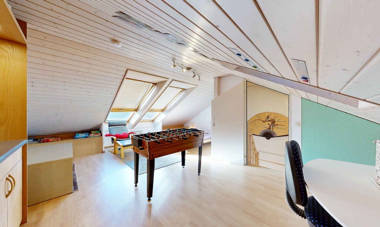 wohn- / esszimmer mit niedrige decke, low ceiling, zusätzliches zimmer, holzfußboden, und wood finish floor