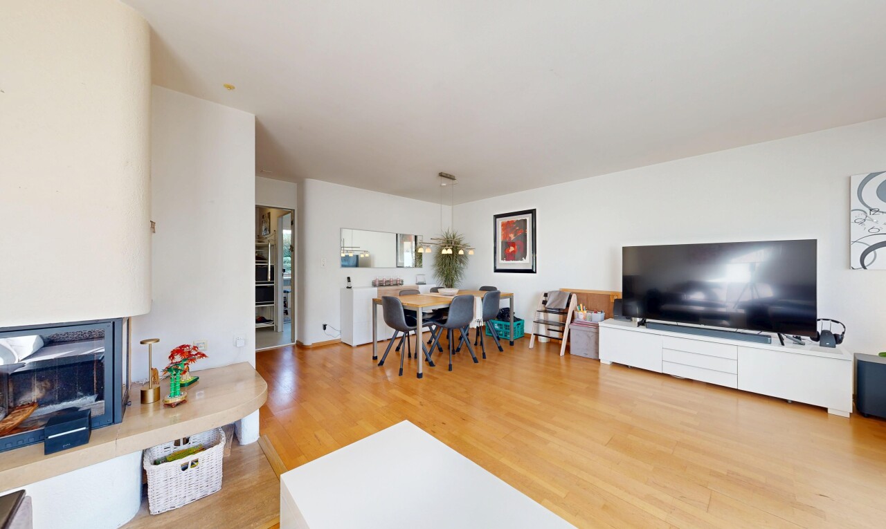 wohn- / esszimmer mit fernseher, holzfußboden, wood finish floor, inside property, und gipskartonwand