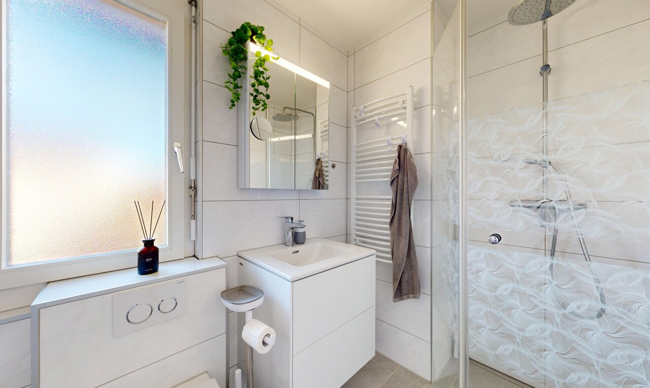 bad mit handtuchwärmer, komplettes badezimmer, dusche, kühler, und spiegel