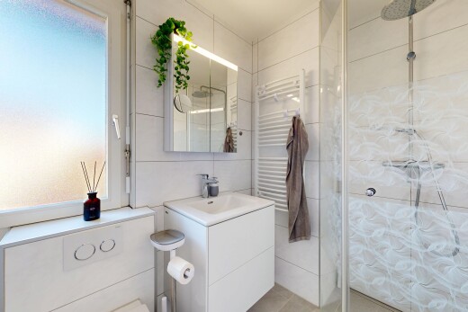 bad mit handtuchwärmer, komplettes badezimmer, dusche, kühler, und spiegel