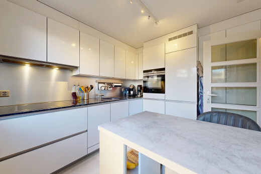 küche mit weiße schränke, white cabinets, ofen, schränke mit flachen paneelen, und flat panel cabinets