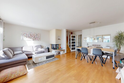 wohn- / esszimmer mit inside property, holzfußboden, wood finish floor, gipskartonwand, und drywall