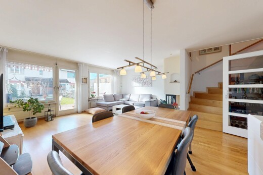 wohn- / esszimmer mit gipskartonwand, drywall, treppen, inside property, und holzfußboden