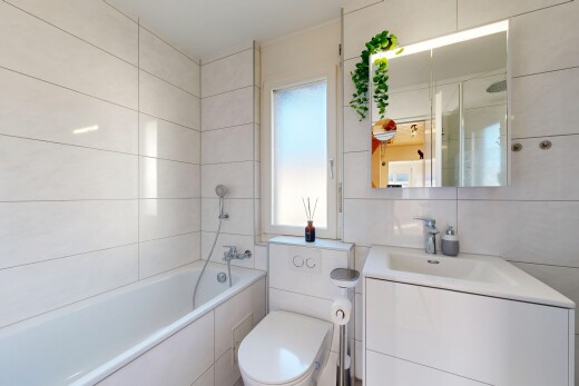 bad mit komplettes badezimmer, schminktisch, spiegel, toilette, und tile wall