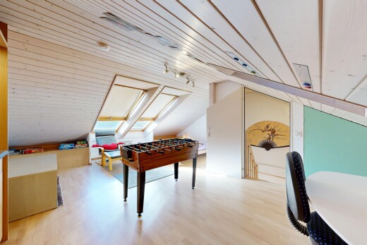 wohn- / esszimmer mit niedrige decke, low ceiling, zusätzliches zimmer, holzfußboden, und wood finish floor