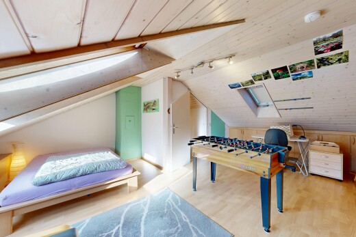 zimmer / schlafzimmer mit zusätzliches zimmer, niedrige decke, low ceiling, holzfußboden, und wood finish floor