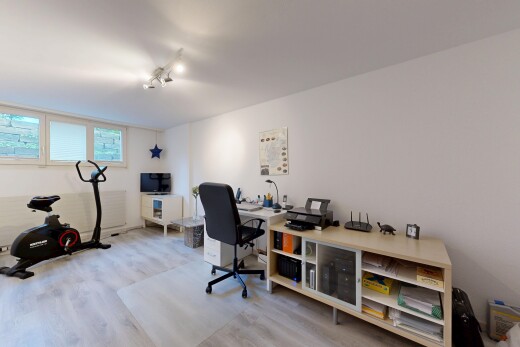 büro mit holzfußboden, wood finish floor, bürobereich, natürliches licht, und natural light