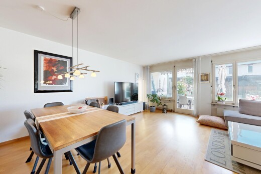 wohn- / esszimmer mit fernseher, holzfußboden, wood finish floor, inside property, und gipskartonwand