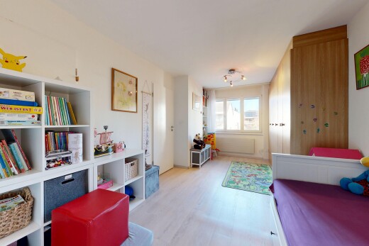 zimmer / schlafzimmer mit inside property, holzfußboden, wood finish floor, gipskartonwand, und drywall