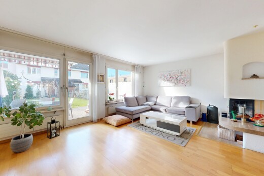 wohnzimmer mit inside property, kamin, holzfußboden, wood finish floor, und gipskartonwand