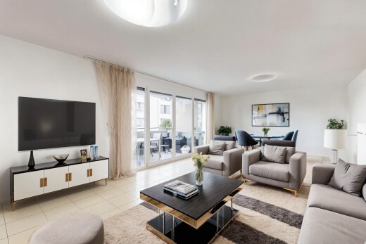 wohnzimmer mit fernseher, tile floor, fliesenboden, drywall, und gipskartonwand