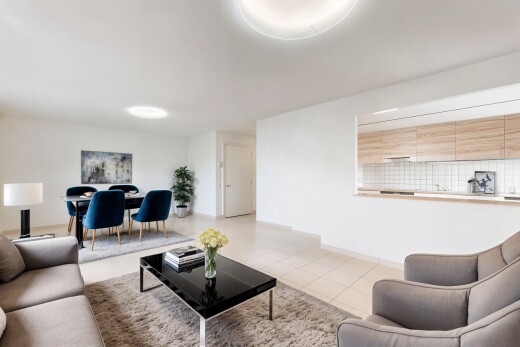 wohn- / esszimmer mit virtually staged, inside property, drywall, gipskartonwand, und tile floor