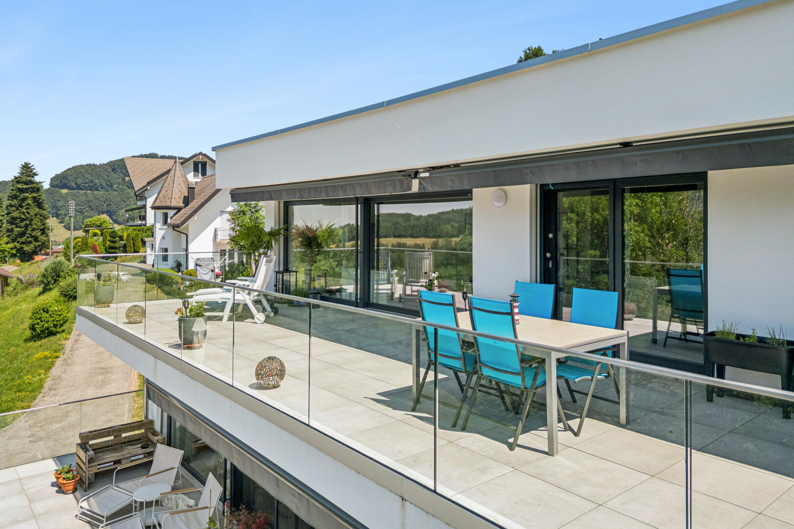 terrasse avec day time, coin repas extérieur, et terrasse