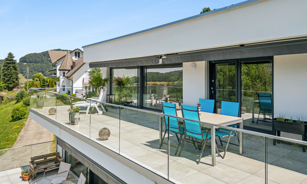terrasse avec day time, coin repas extérieur, et terrasse