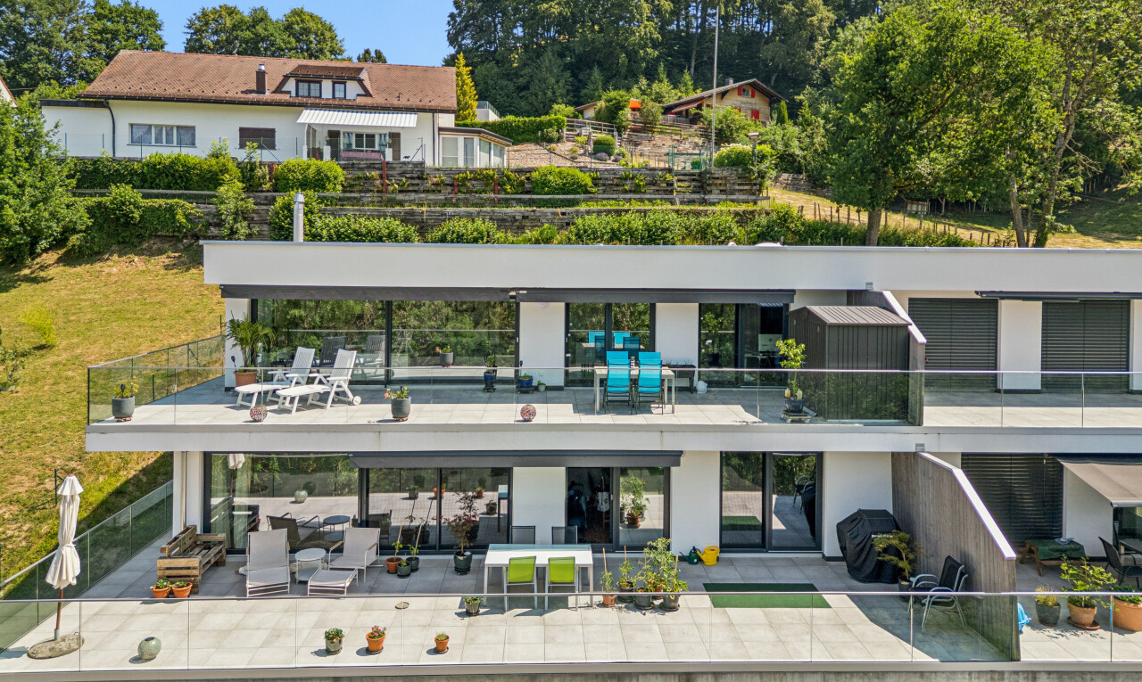 façade avec terrasse, day time, et balcon