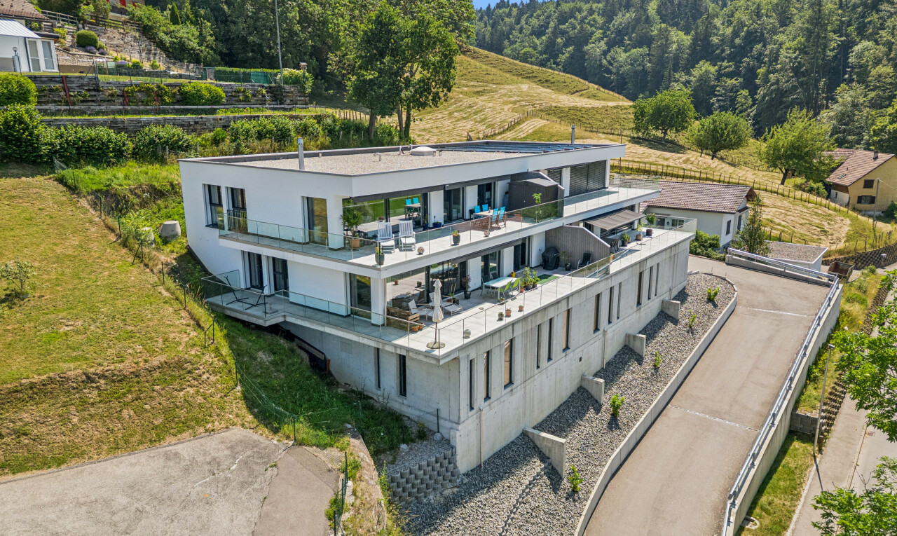 façade avec bardage en stuc, drone view, clôture, day time, et balcon