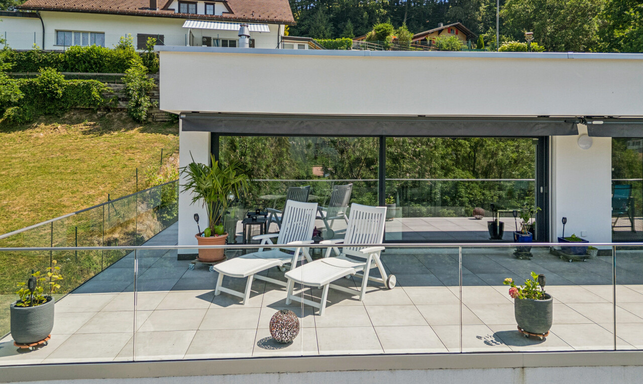 terrasse avec clôture, terrasse, et day time