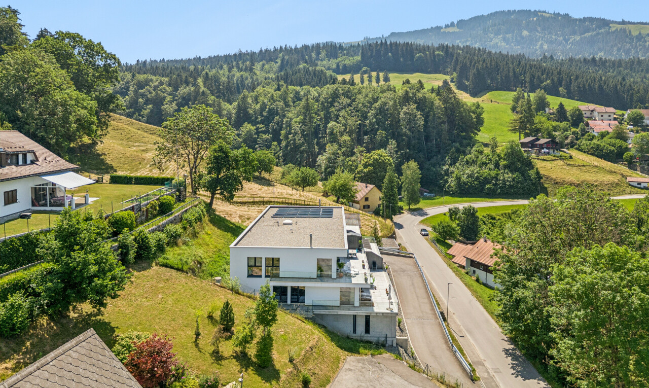 façade avec clôture, day time, forest view, vue sur la forêt, et property visible