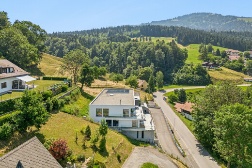 außenansicht mit zaun, day time, forest view, waldblick, und property visible