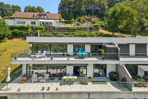 außenansicht mit terrasse, day time, und balkon