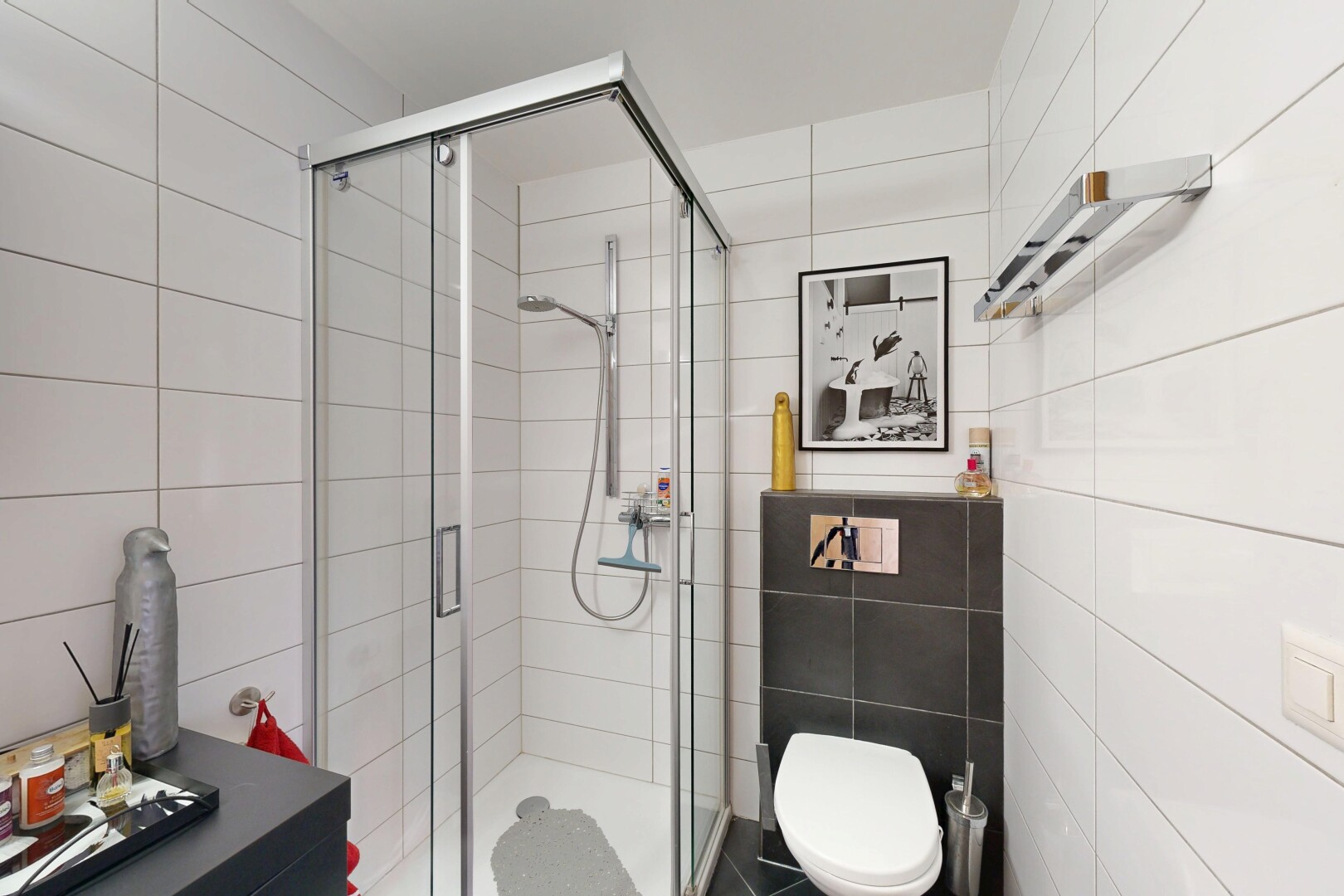 bad mit komplettes badezimmer, dusche, tile wall, fliesenwand, und inside property