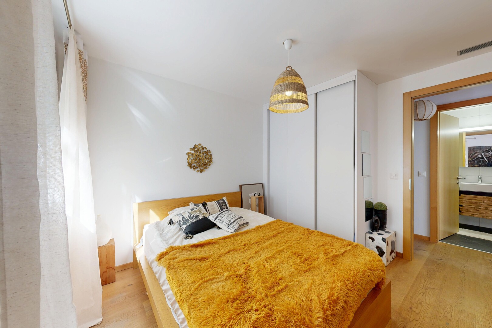 zimmer / schlafzimmer mit kleiderschrank, drywall, gipskartonwand, pendelleuchte, und wood finish floor