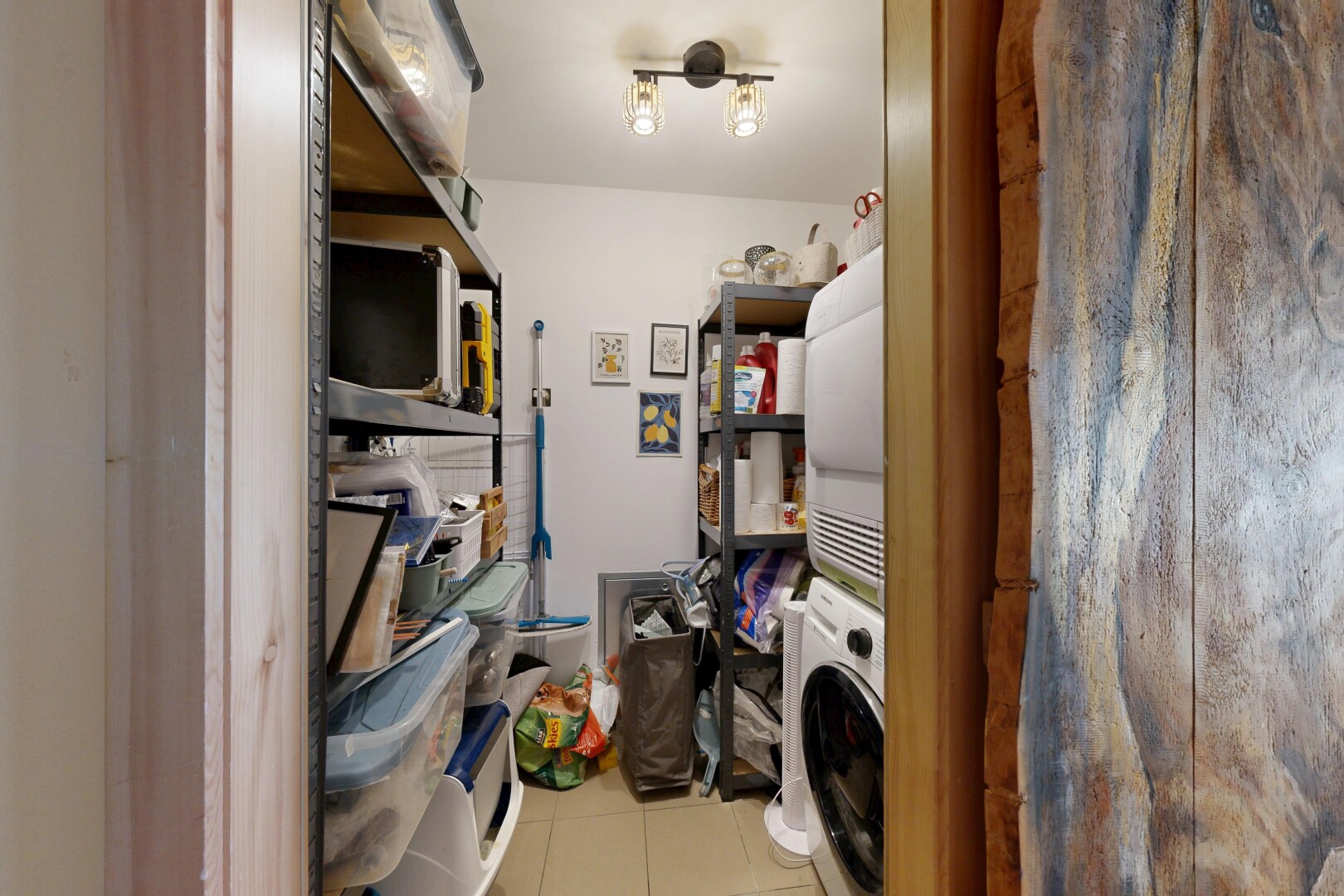 wäschekammer mit fliesenboden, tile floor, inside property, gipskartonwand, und drywall
