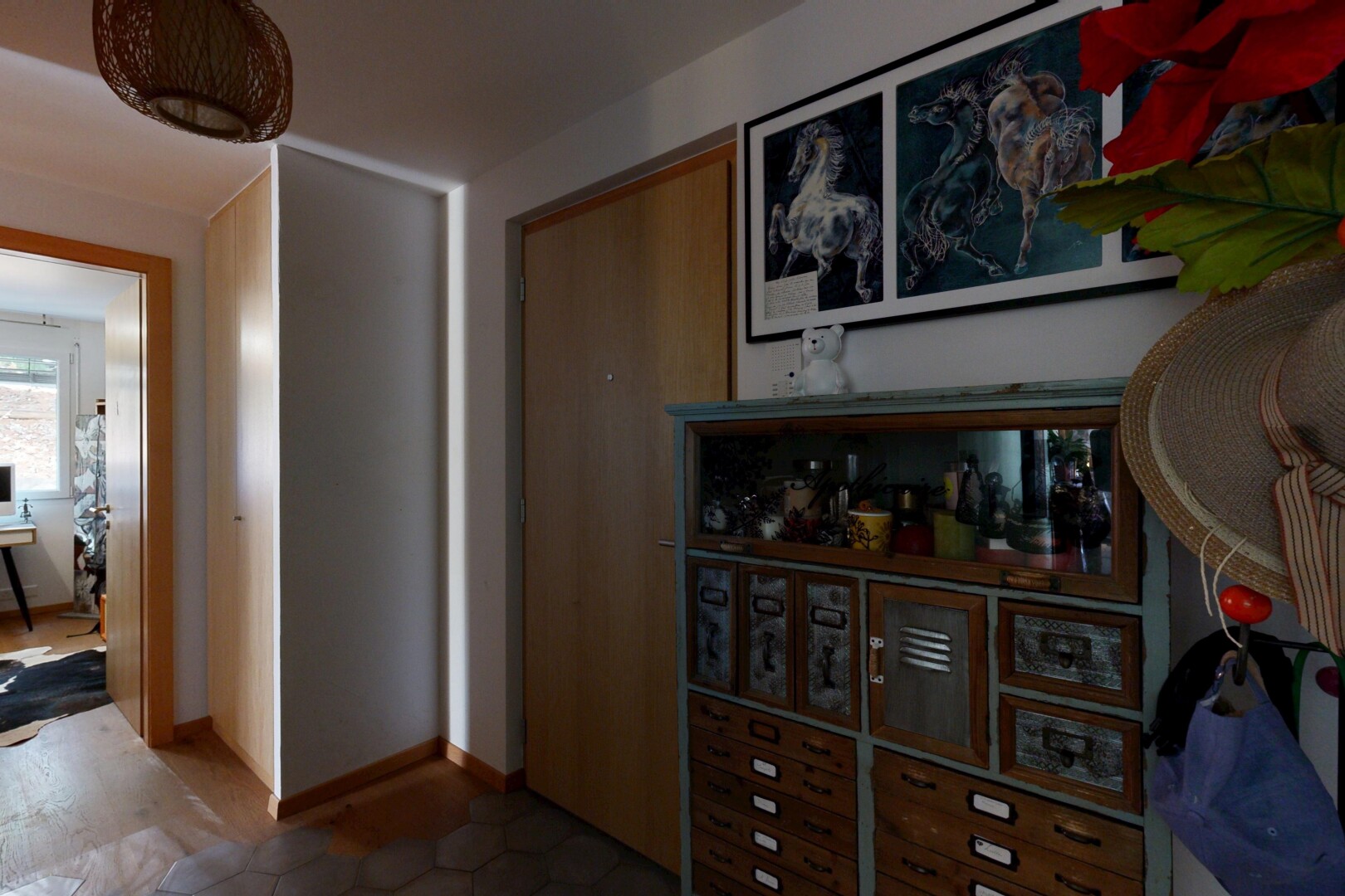 halle / korridor mit gipskartonwand, drywall, natürliches licht, inside property, und sockelleisten