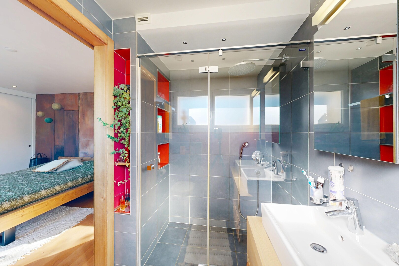 bad mit dusche, komplettes badezimmer, waschbecken, spiegel, und schminktisch
