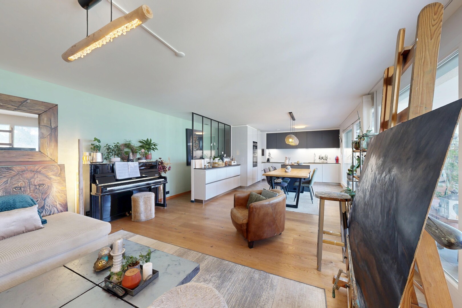 wohn- / esszimmer mit pendelleuchte, wood finish floor, holzfußboden, drywall, und gipskartonwand