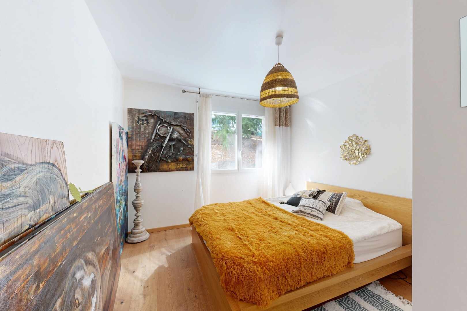 zimmer / schlafzimmer mit pendelleuchte, drywall, gipskartonwand, wood finish floor, und holzfußboden