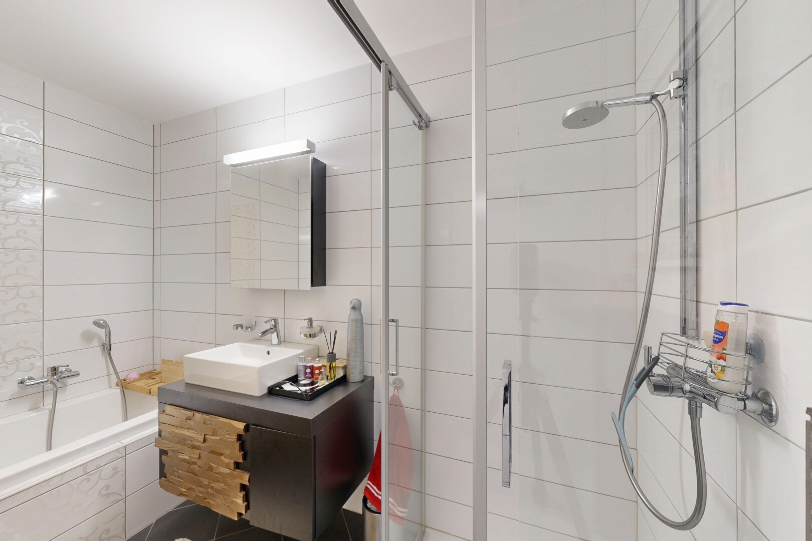 bad mit dusche, komplettes badezimmer, waschbecken, fliesenwand, und tile wall