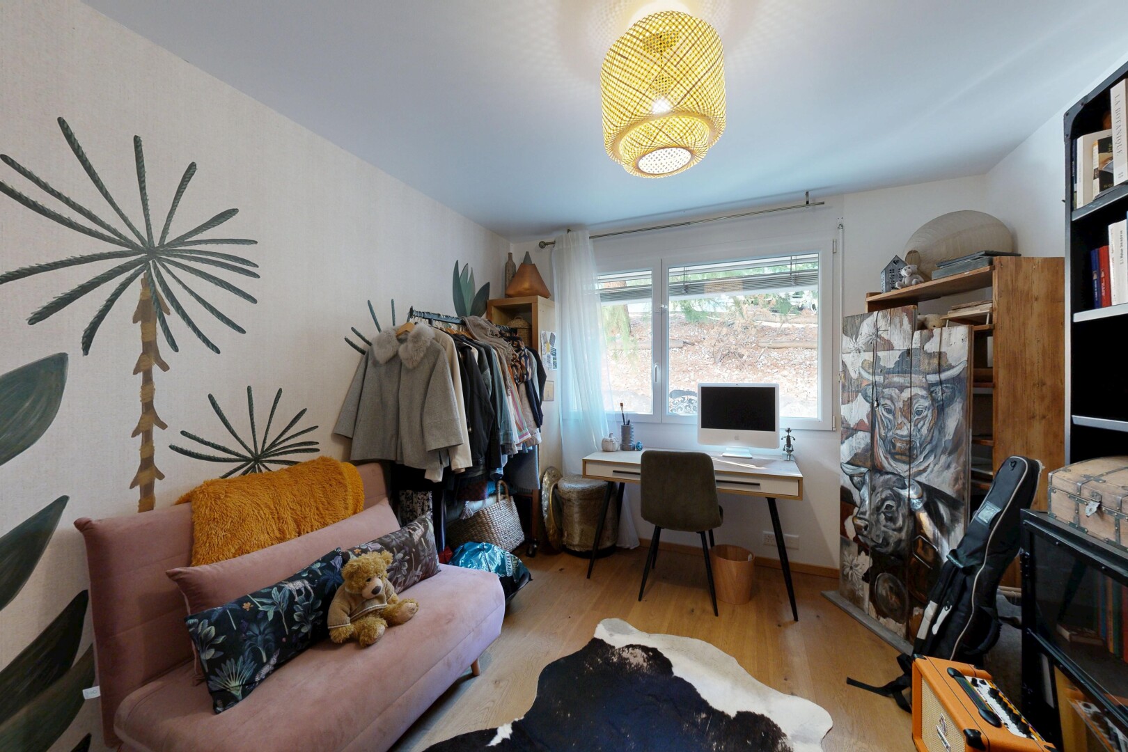 wohnzimmer mit fernseher, drywall, gipskartonwand, wood finish floor, und holzfußboden