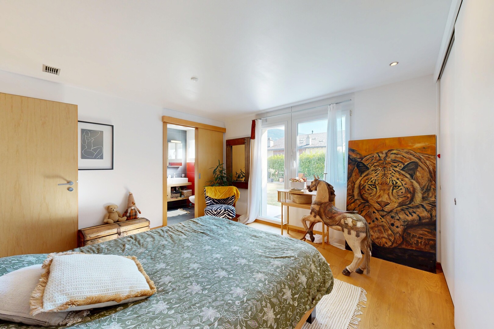 zimmer / schlafzimmer mit drywall, gipskartonwand, wood finish floor, holzfußboden, und inside property