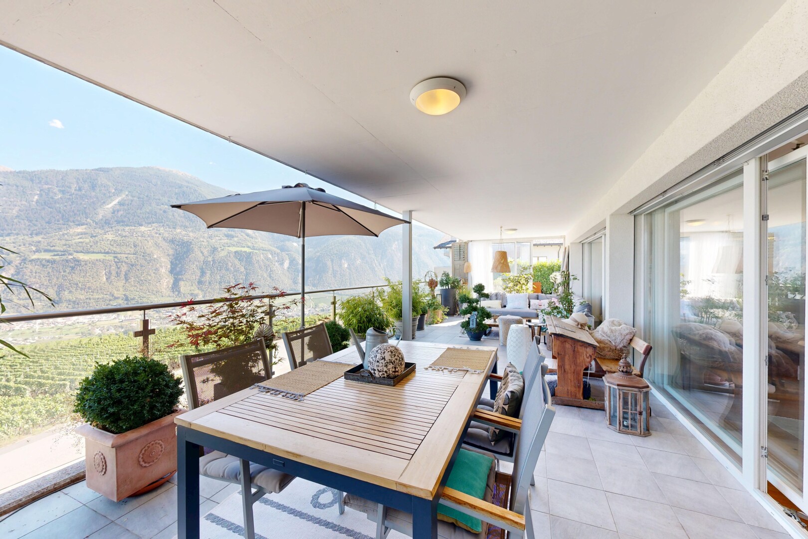 terrasse mit mountain view, blick auf die berge, view focus, und day time